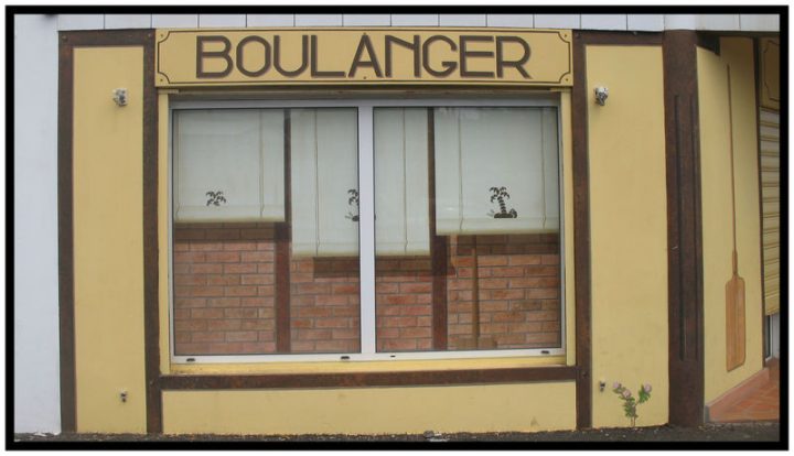 Derrière Le Rideau De Fer, Une Vitre. Derrière La dedans Rideau Trompe L Oeil Derrière Le Rideau De Fer, Une Vitre. Derrière La dedans Rideau Trompe L Oeil