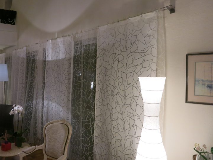 Des Panneaux Japonais Suspendus Par Des" Pinces À Linges encequiconcerne Rideau Et Voilage Sur Même Tringle