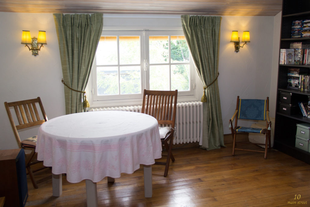 Des Rideaux Pour Une Fenêtre Trop Petite Dans Le Salon Vidéo pour Rideaux Occultants Pour Petites Fenetres