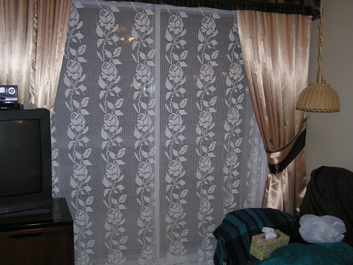 Des Roses Pour Un Rideau (Roses For A Curtain) – Les à Rideau Flamant Rose