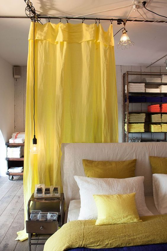 Des Têtes De Lit Habillées Avec Des Rideaux | Curtains destiné Tringle A Rideau Pour Tete De Lit