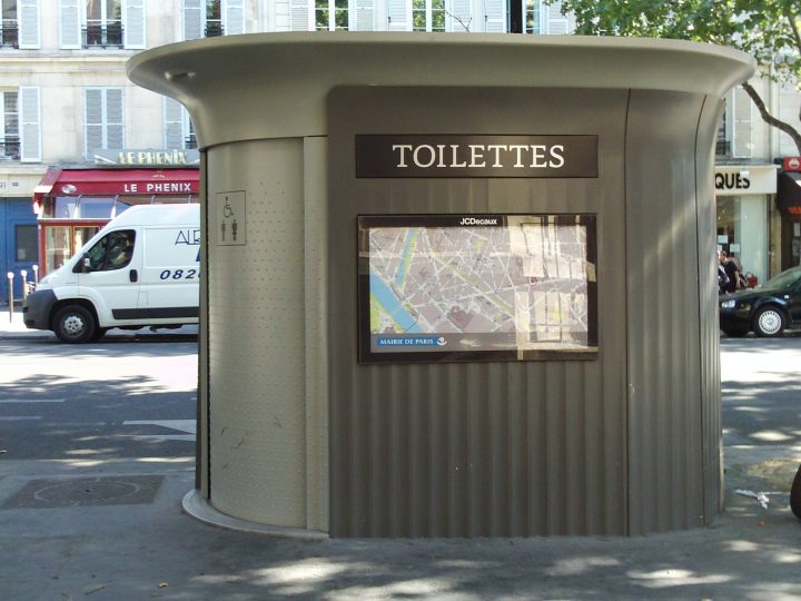 Detectives | Postcards From Everywhere avec Toilettes Publics