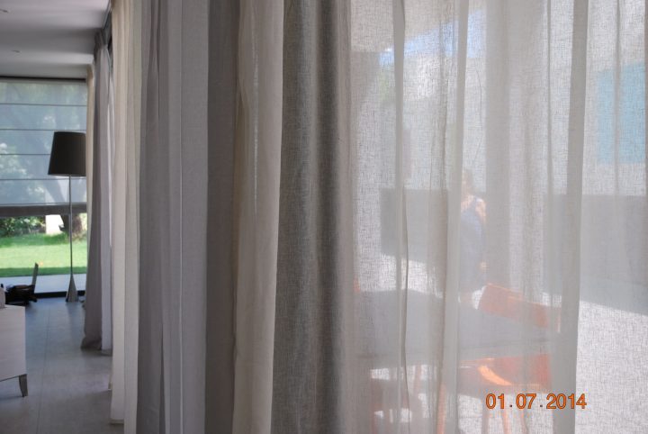 Deux Tons De Voilages Pour Équiper Cette Grande Baie intérieur Rideaux Baie Vitree 3 Metres