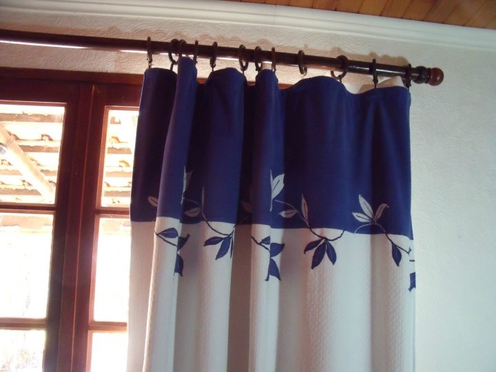 Doubles Rideaux Et Couvre-Lit En Bleu Et Blanc. – Les tout Tissus Pour Double Rideaux Doubles Rideaux Et Couvre-Lit En Bleu Et Blanc. – Les tout Tissus Pour Double Rideaux