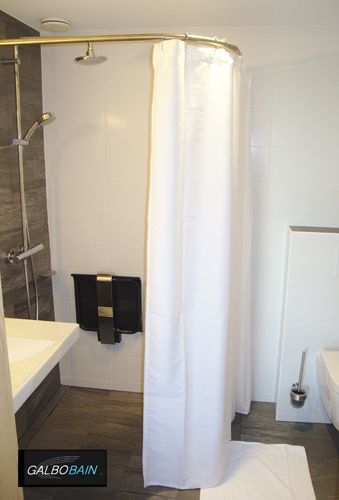 Douche Italienne Pmr Du O'Connel Lodge Équipée D'Une Barre pour Rideau De Douche Sur Mesure