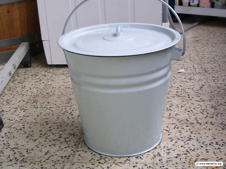 Eautarcie – Trois Générations De Toilettes Sèches dedans Seau Toilette Seche