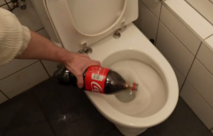 Elle Arrive À Nettoyer La Cuvette De Ses Toilettes Avec Du encequiconcerne Tartre Toilette