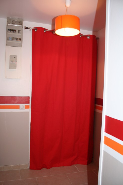 Entrée Et Couloir (Photo 2/4) – Un Rideau Rouge Pour avec Tringle A Rideau Pour Porte D Entrée