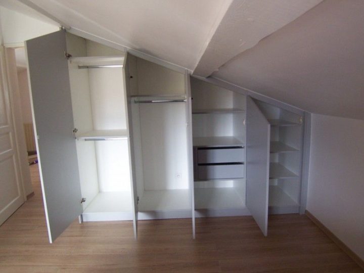 Façade De Placard En Sous-Pente Avec Push Lâche | Déco dedans Rideau Placard Sous Pente