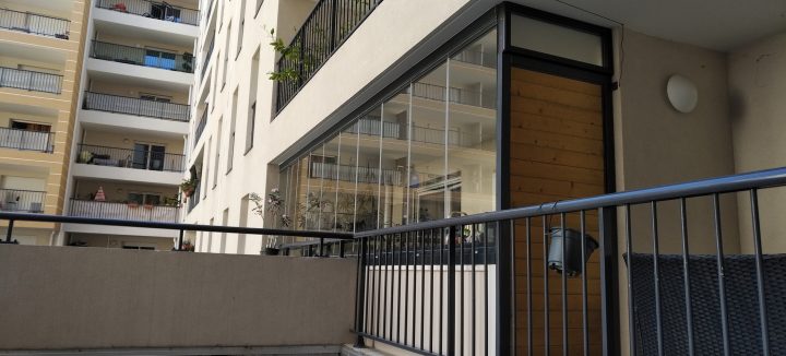 Fermeture De Balcon Par Un Rideau De Verre À Marseille concernant Rideau De Verre Pour Balcon