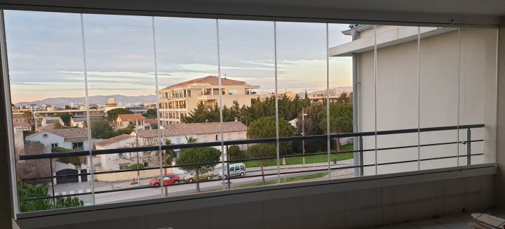 Fermeture De Balcon Terrasse Par Un Rideau De Verre concernant Rideau De Verre Pour Balcon