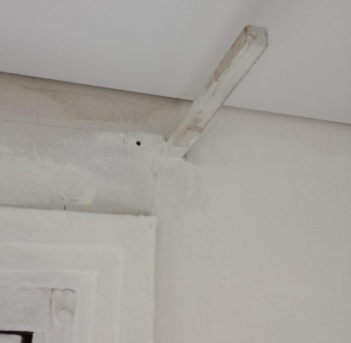 Fixer Une Tringle À Rideau Sur Une Antiquité serapportantà Tringle Rideau Mur A Mur