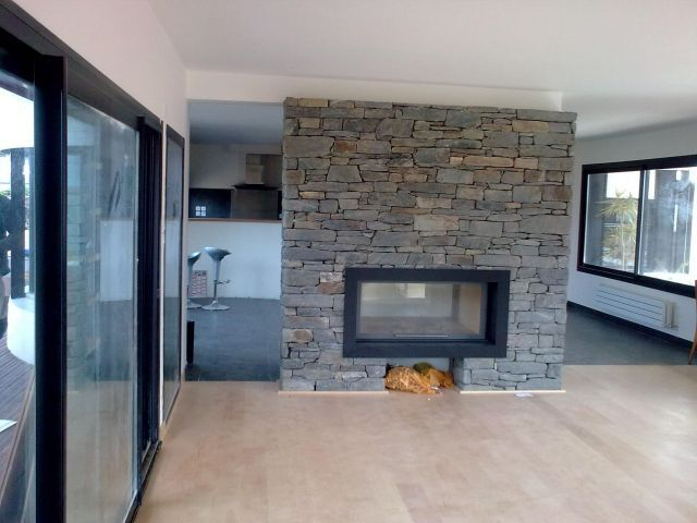 Foyer Totem Double Face Avec Habillage En Pierre Sèche Et dedans Cheminée Double Foyer