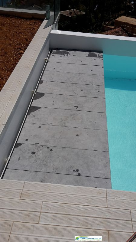 Installation De Rideau Immergé Dans Une Piscine – Piscines encequiconcerne Rideau De Piscine Immergé