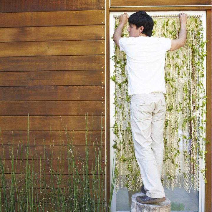 Installer Un Rideau De Porte – Marie Claire intérieur Tringle A Rideau Pour Porte D Entrée Installer Un Rideau De Porte – Marie Claire intérieur Tringle A Rideau Pour Porte D Entrée