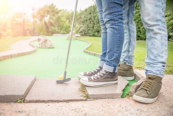 Jambes De L'Homme Se Reposant Sur Une Cuvette Des intérieur Mini Golf Pour Toilettes