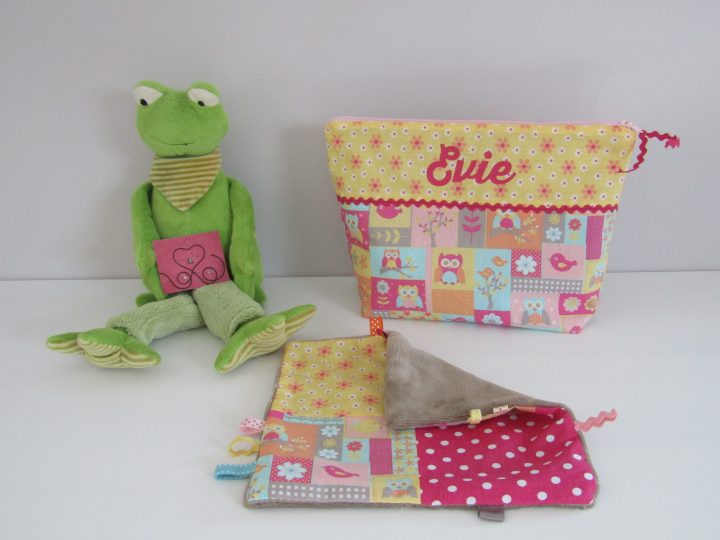 Kit De Bébé Voyageur, Trousse De Toilette Et Son Doudou serapportantà Kit Toilette Bebe Kit De Bébé Voyageur, Trousse De Toilette Et Son Doudou serapportantà Kit Toilette Bebe