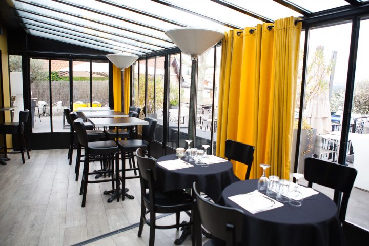 La Véranda Du Restaurant O ‘Capot Avec Rideaux En Velours à Specialiste Rideau La Véranda Du Restaurant O ‘Capot Avec Rideaux En Velours à Specialiste Rideau