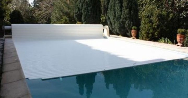 Le Prix D’un Volet Roulant De Piscine – Guide-Piscine.fr encequiconcerne Rideau De Piscine Immergé