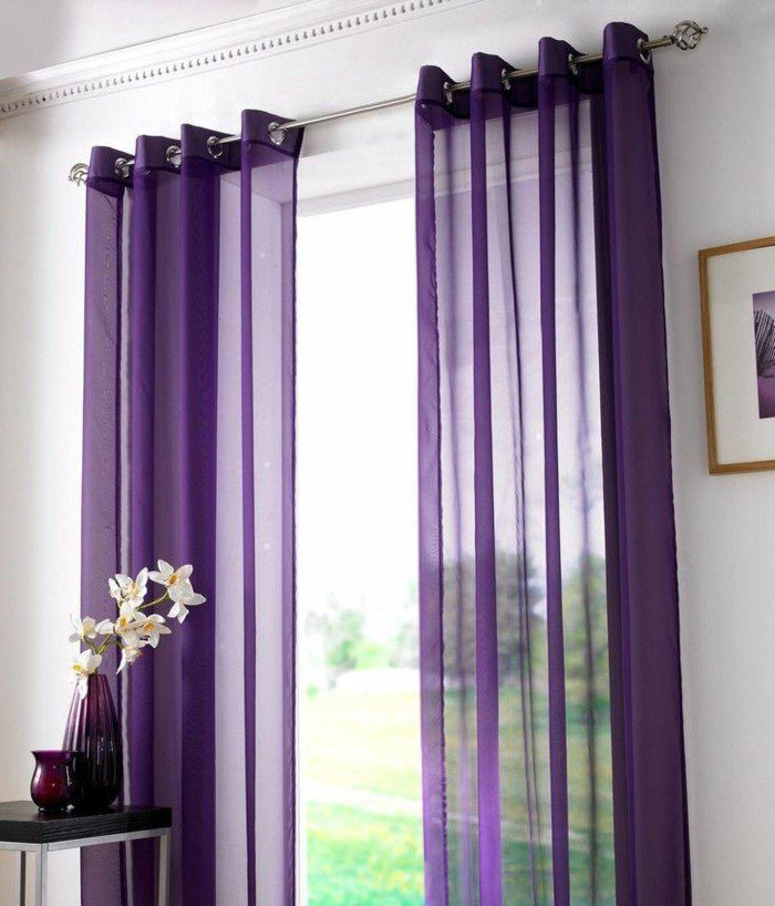 Le Rideau Voilage Violet Dans Le Salon Avec Une Grande intérieur Rideaux Double Voilage