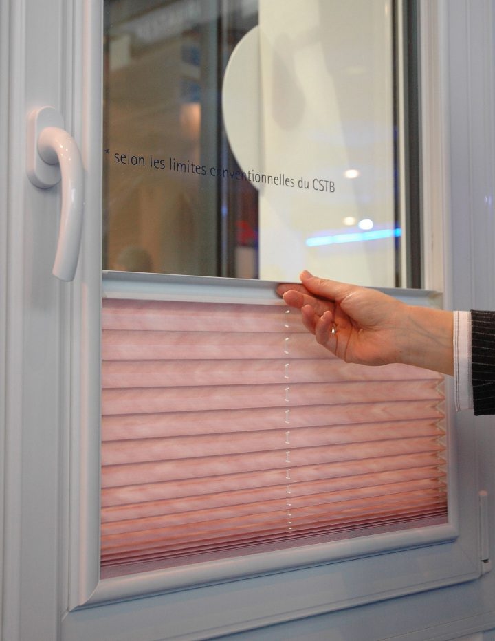 Le Store Intégré À La Fenêtre (C) Franciaflex | Store tout Rideau Pour Fenetre Coulissante