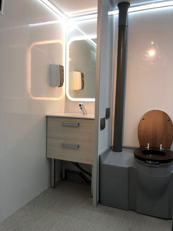 Location De Caravane Sanitaire Luxe – Bsl Location encequiconcerne Toilette Chimique Caravane
