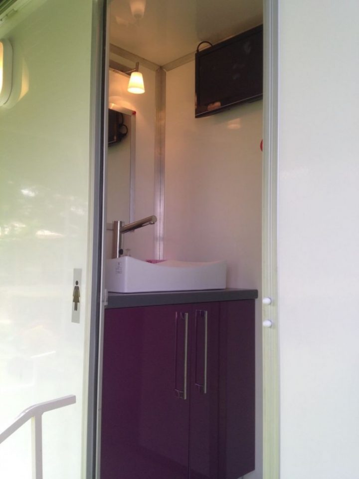 Location De Caravane Sanitaire Prestige – Toilette Bsl destiné Toilette Chimique Caravane