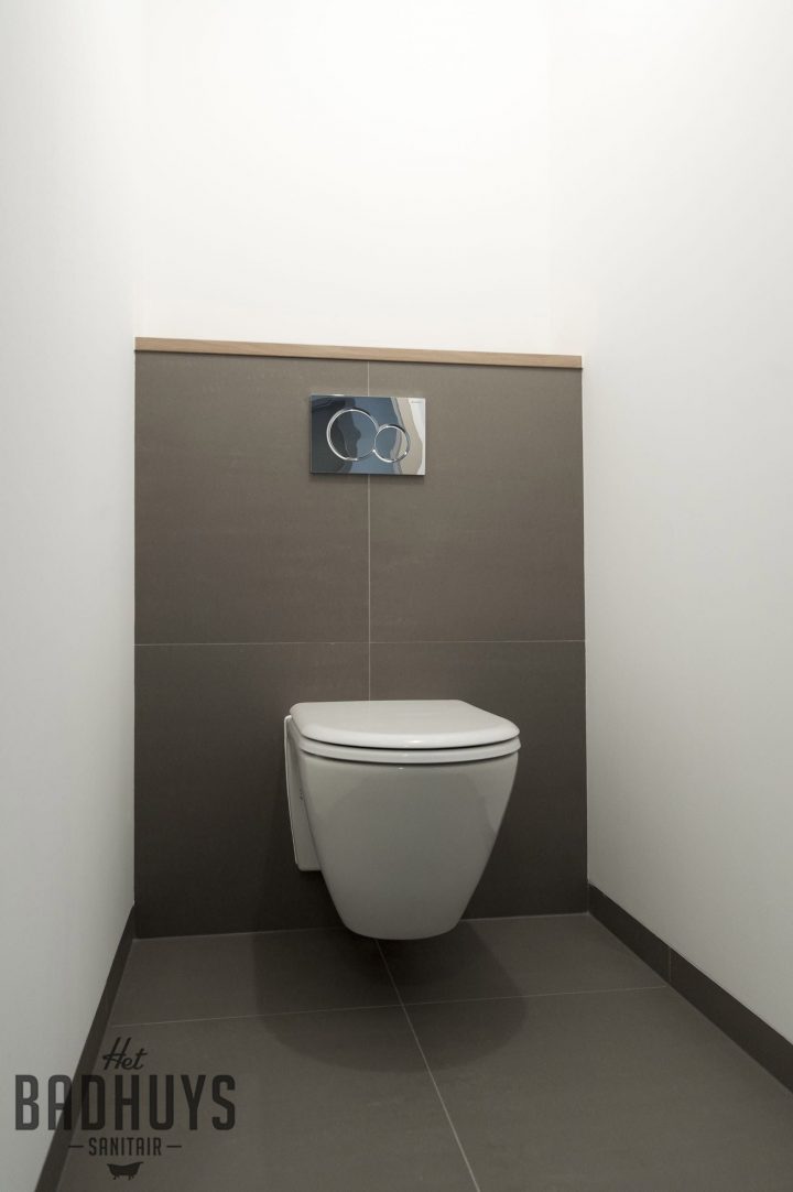 Modern Toilet, Stucwerk Met Warm Grijze Tegels En encequiconcerne Toilette Complete
