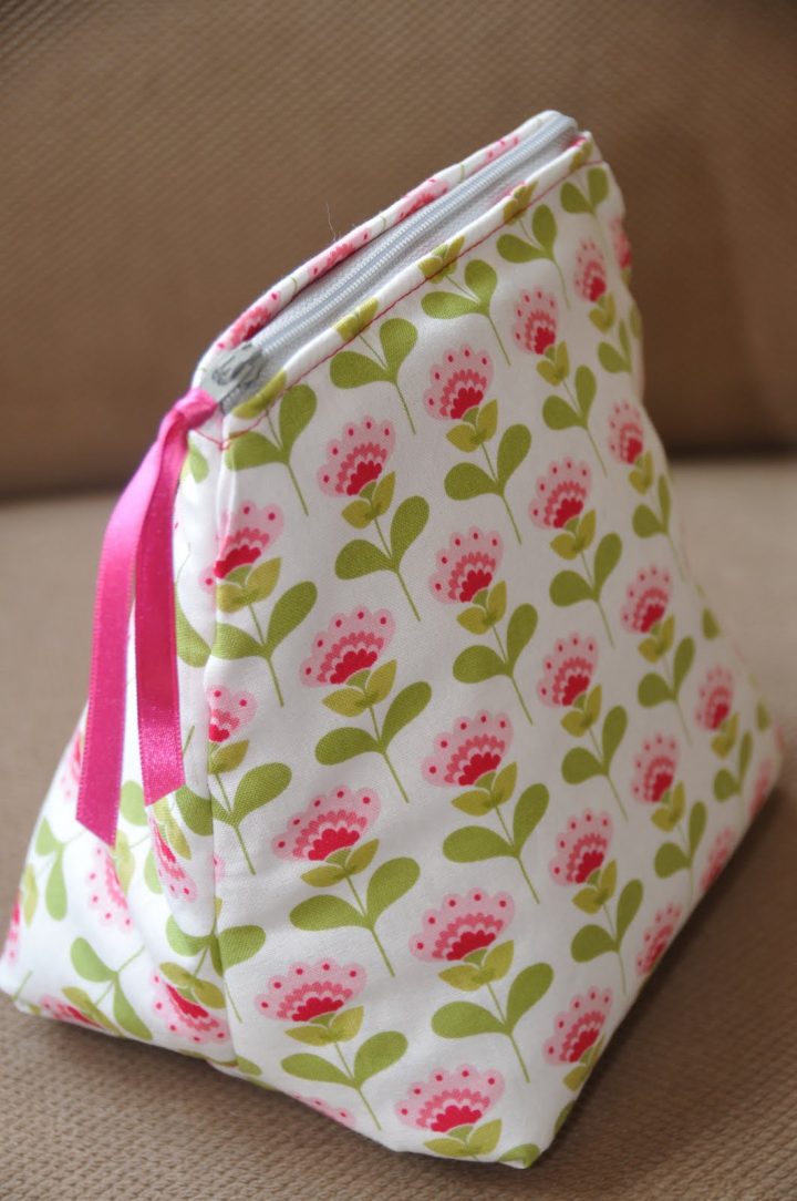 Mon Petit Coin À Tout Faire: { Couture: Trousse De Toilette } à Trousse De Toilette Brodée Prénom