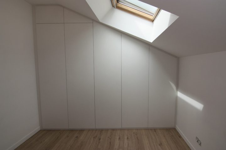 Nos Réalisations | Placard Sous Pente Blanc Lisse À Annecy concernant Rideau Placard Sous Pente