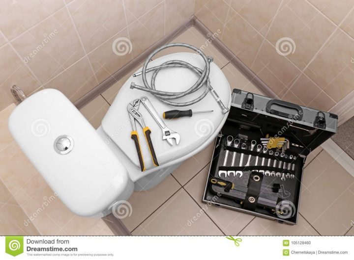 Outils Du ` S De Plombier Sur La Toilette Photo Stock intérieur Plombier Toilettes Bouchées Prix