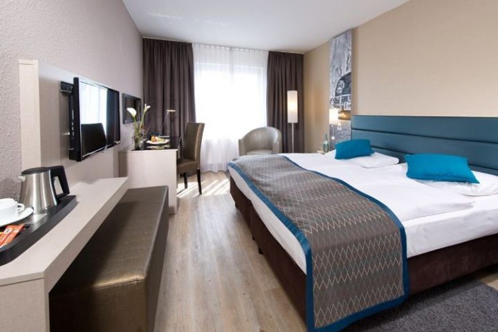 Peinture Beige, Lit Double, Rideaux Marron Foncé, Écran dedans Rideaux Marron Et Beige