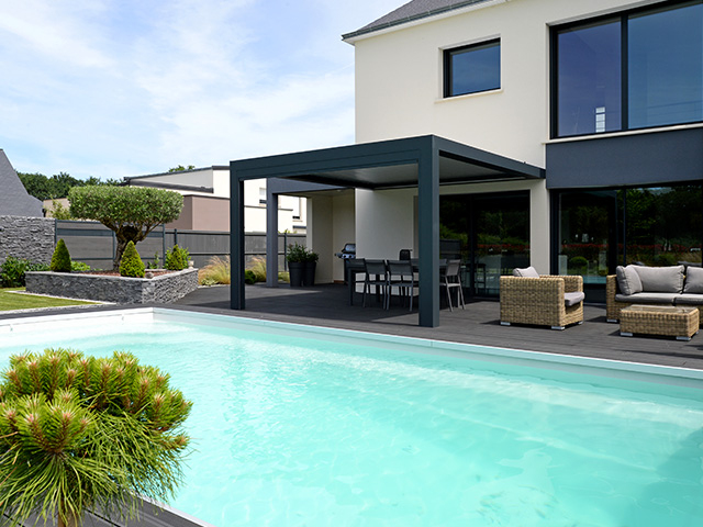 Pergola Bioclimatique En Mayenne (53) Sur Mesure Avec Novalu encequiconcerne Veranda Rideau Pergola Bioclimatique