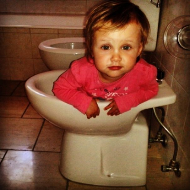 Petite Fille Installée Dans Les Toilettes | Apprentissage tout Comment Faire L Amour Dans Les Toilettes Petite Fille Installée Dans Les Toilettes | Apprentissage tout Comment Faire L Amour Dans Les Toilettes