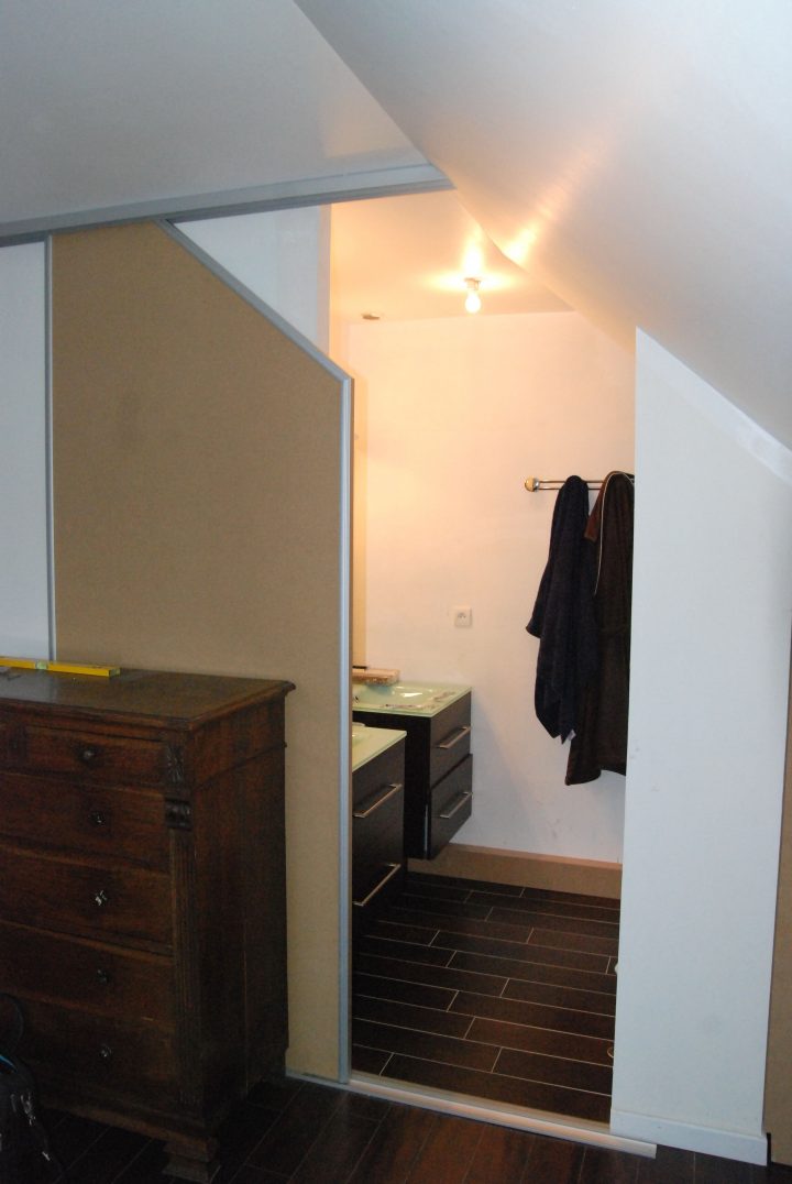 Placard En Sous Pente & Porte Coulissante | Sojonescreation concernant Rideau Placard Sous Pente