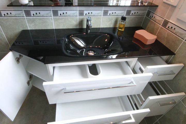 Plan De Toilette En Verre Et Pan Coupé ! – Atlantic Bain pour Plan De Toilette Sur Mesure