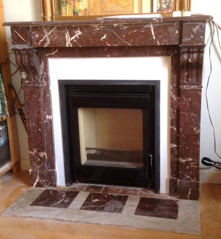 Pose De Cheminée Ancienne En Marbre Avec Un Insert Moderne dedans Cheminée Bois Moderne