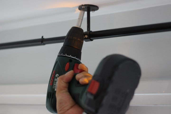 Pose Rideaux : Votre Pose De Tringle À Paris Et Sa Région encequiconcerne Tringle Rideau Mur A Mur