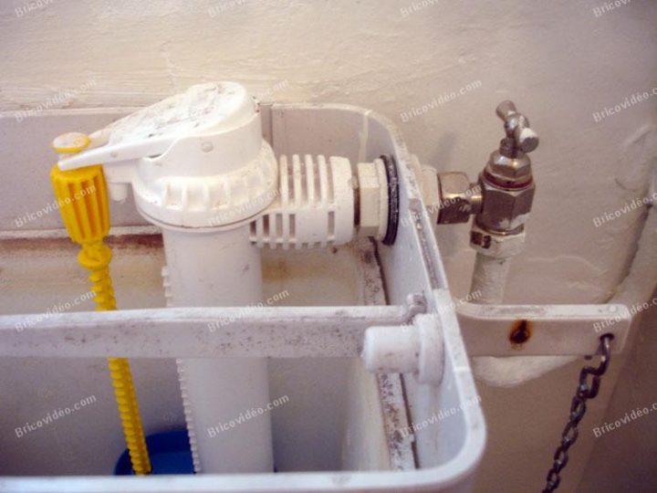 Réparation Fuite Chasse D'Eau Ancien Wc Réservoir Suspendu. intérieur Fuite D Eau Toilette Réparation Fuite Chasse D'Eau Ancien Wc Réservoir Suspendu. intérieur Fuite D Eau Toilette