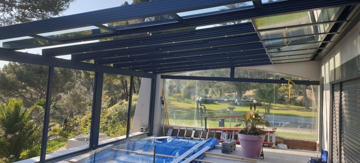 Rideau De Verre Pour Fermeture Côté De Véranda À Toiture encequiconcerne Rideau De Verre Pour Balcon