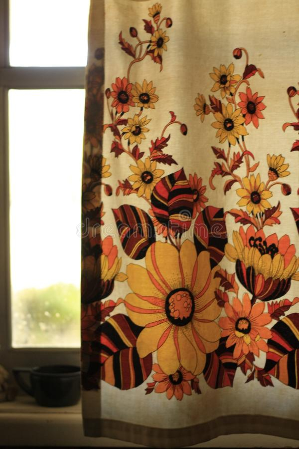 Rideau Fleuri Photo Stock. Image Du Femme, Home, Femelle à Rideaux Fleuris