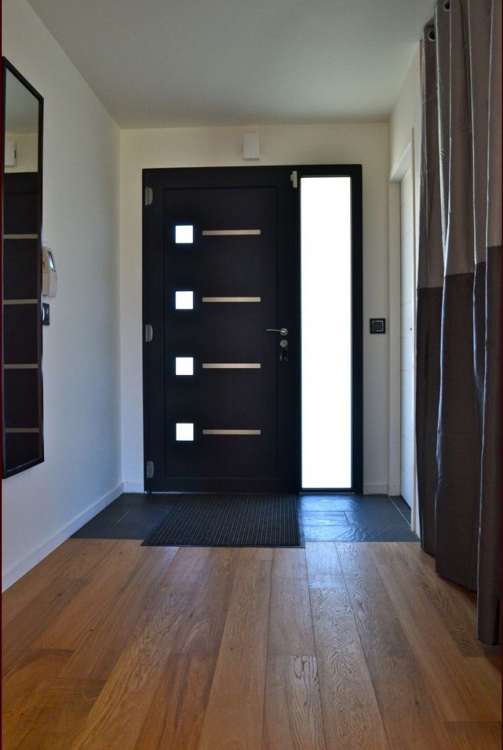 Rideau Installé En Attendant Le Choix Des Portes De dedans Rideaux De Porte D Entrée