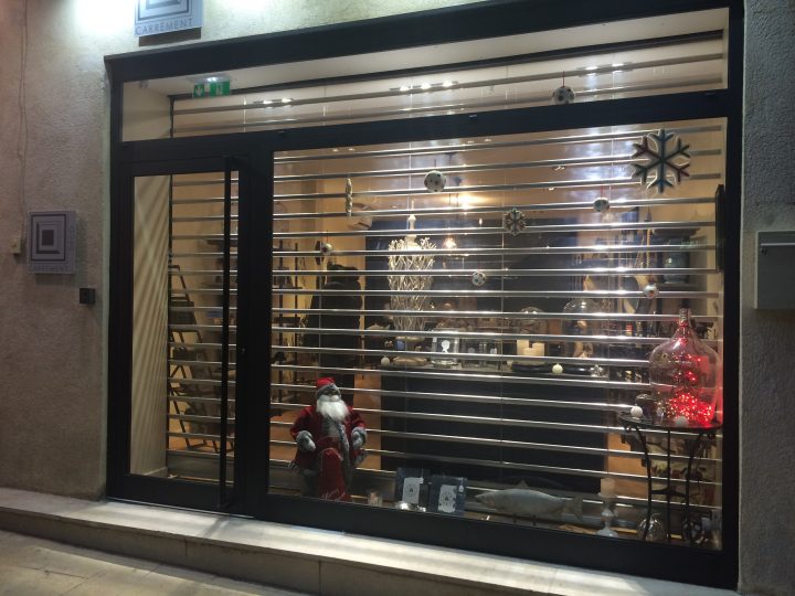 Rideau Métallique À Lames Polycarbonate Pour Un Magasin À dedans Rideaux Roulants Metalliques Rideau Métallique À Lames Polycarbonate Pour Un Magasin À dedans Rideaux Roulants Metalliques