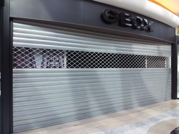 Rideau Métallique Électrique Rigat Pour L'Enseigne Geox pour Rideau Exterieur Electrique
