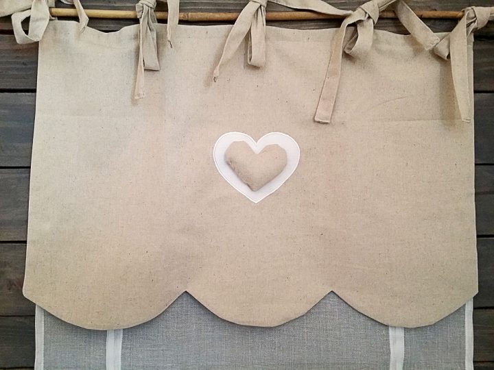 Rideau Store En Voilage Blanc Et Feston Lin À Coeur dedans Rideau En Lin Blanc