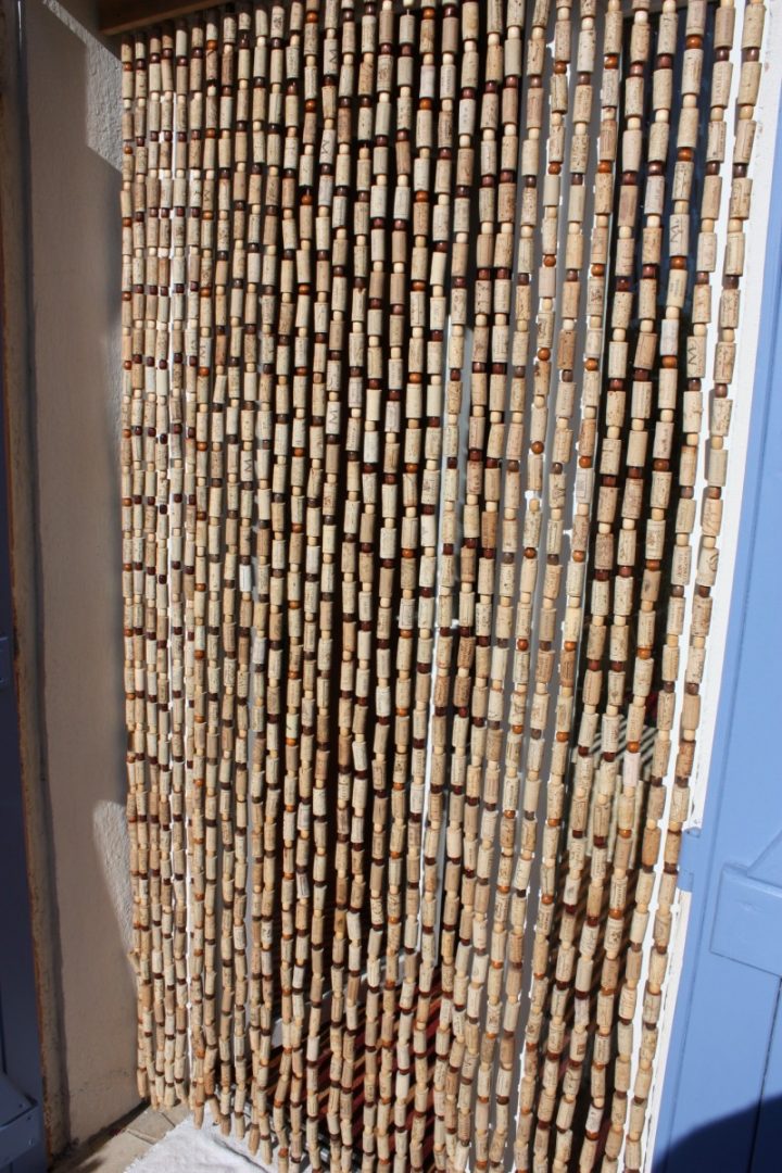 Rideaux En Bouchons – Les Bois De La Garrigue concernant Rideau De Porte Exterieur Anti Mouche