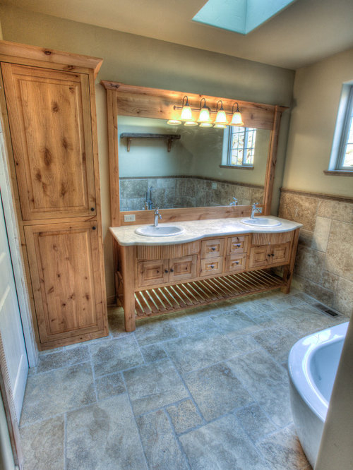 Salle De Bain Avec Un Plan De Toilette En Granite Et Des encequiconcerne Placard De Toilette