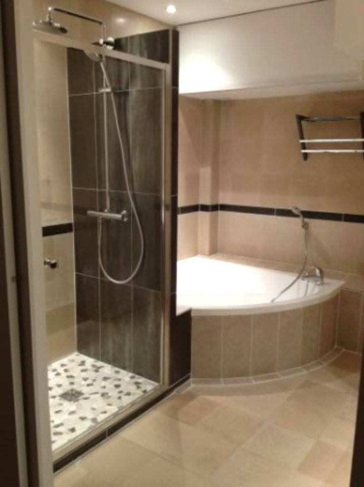 Salle De Bain Moderne Avec Douche Italienne Et Baignoire dedans Exemple De Salle De Bain Avec Douche Et Baignoire Salle De Bain Moderne Avec Douche Italienne Et Baignoire dedans Exemple De Salle De Bain Avec Douche Et Baignoire