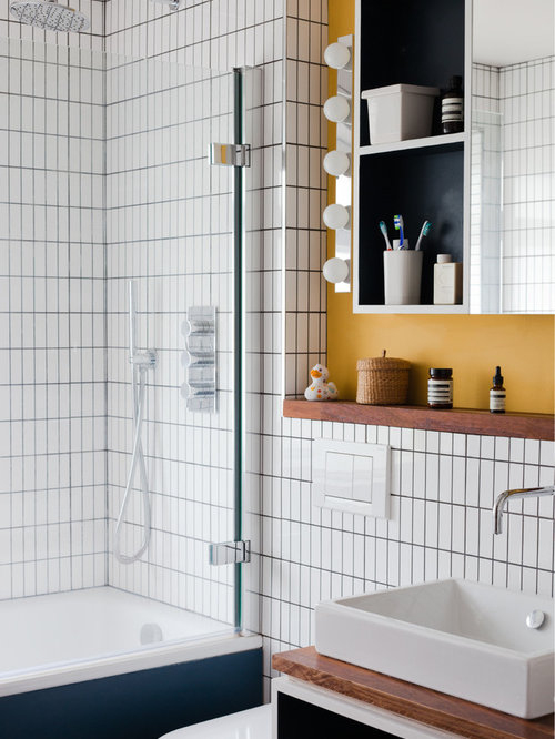 Salle De Bain Rétro Avec Un Plan De Toilette En Bois destiné Plan De Toilette Bois