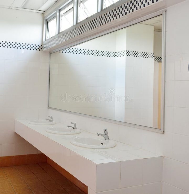 Salle De Bains Au Bureau. Handbasin Et Miroir Dans La avec La Toilette Au Lavabo Salle De Bains Au Bureau. Handbasin Et Miroir Dans La avec La Toilette Au Lavabo